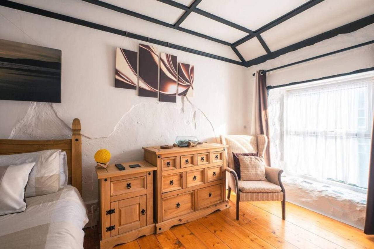 Cosy Welsh Cottage In St Davids Centre With Garden Exterior photo